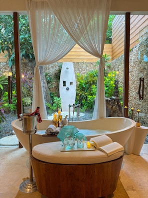 Luxury Villa , 3 King Beds and 4 Twin Beds | Deep soaking bathtub