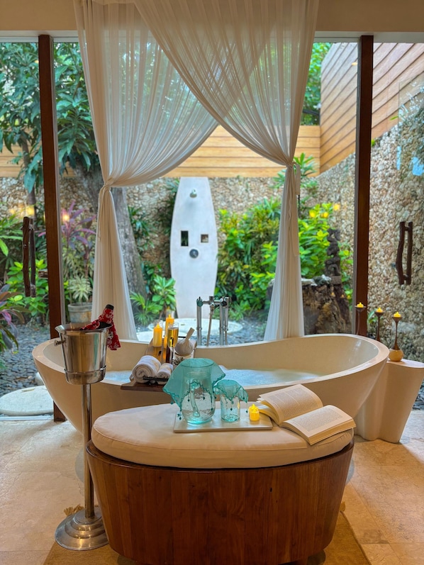 Luxury Villa , 3 King Beds and 4 Twin Beds | Deep-soaking bathtub