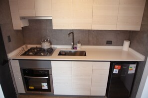 商務小屋 | 私人廚房 | 小冰箱、烤箱、爐台、鍋具/餐盤/廚房用品