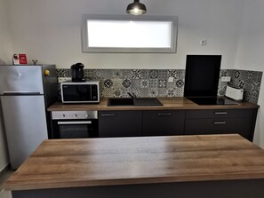 Een koelkast, een microgolfoven, een oven, een vaatwasser