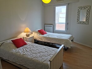 2 soverom og strykejern/-brett