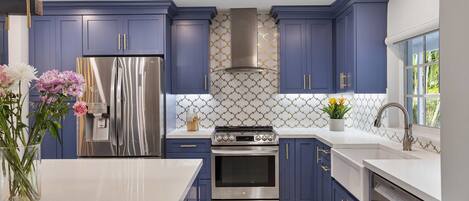 Een microgolfoven, een oven, een kookplaat, een vaatwasser