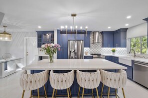 Microondas, horno, placa de cocina, lavavajillas