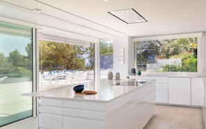 Microwave, oven, dishwasher, coffee/tea maker