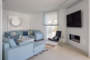 TV, fireplace