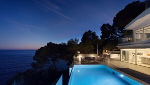 Una casa moderna con piscina, con vistas al mar.