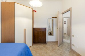 3 habitaciones, tabla de planchar con plancha y internet 
