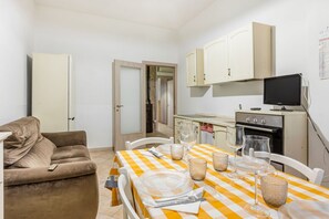 TV - GuestHost - Large apartment of 90 sqm located on the second floor of a building WITHOUT elevator (stairs to access), can accommodate up to 5 people.The property is located in the center of Monserrato, served by all the main services: bars, restaurants, p (Monserrato)