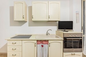Microwave, oven, stovetop, coffee/tea maker