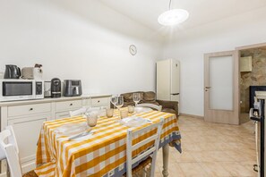 Dining - GuestHost - Large apartment of 90 sqm located on the second floor of a building WITHOUT elevator (stairs to access), can accommodate up to 5 people.The property is located in the center of Monserrato, served by all the main services: bars, restaurants, p (Monserrato)