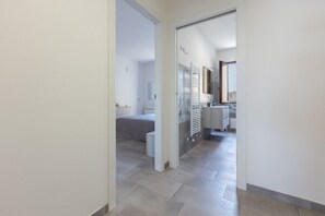 1 dormitorio, tabla de planchar con plancha, Internet