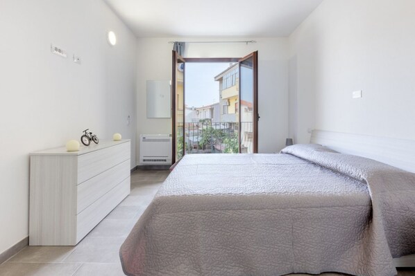 1 chambre, fer et planche à repasser, accès à Internet