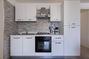 Microondas, horno, placa de cocina y cafetera o tetera