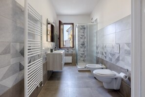 Ducha, secador de pelo y bidé