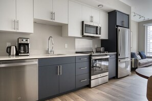 Kühlschrank, Mikrowelle, Ofen, Herdplatte