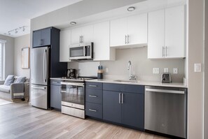 Kylskåp, mikrovågsugn, ugn och spishäll