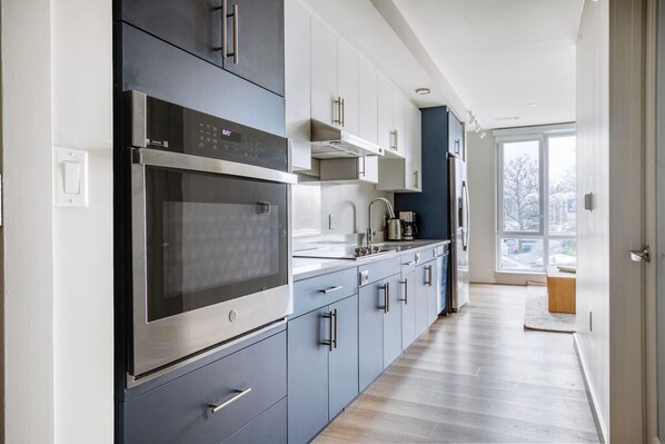 Refrigerador, microondas, horno, placa de cocina