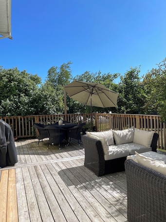 Outdoor dining. Comfortable1 bedroom suite located in Cowichan Valley close to various wineries.