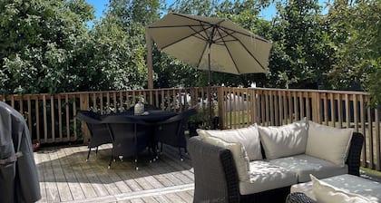 Comfortable1 bedroom suite located in Cowichan Valley close to various wineries.