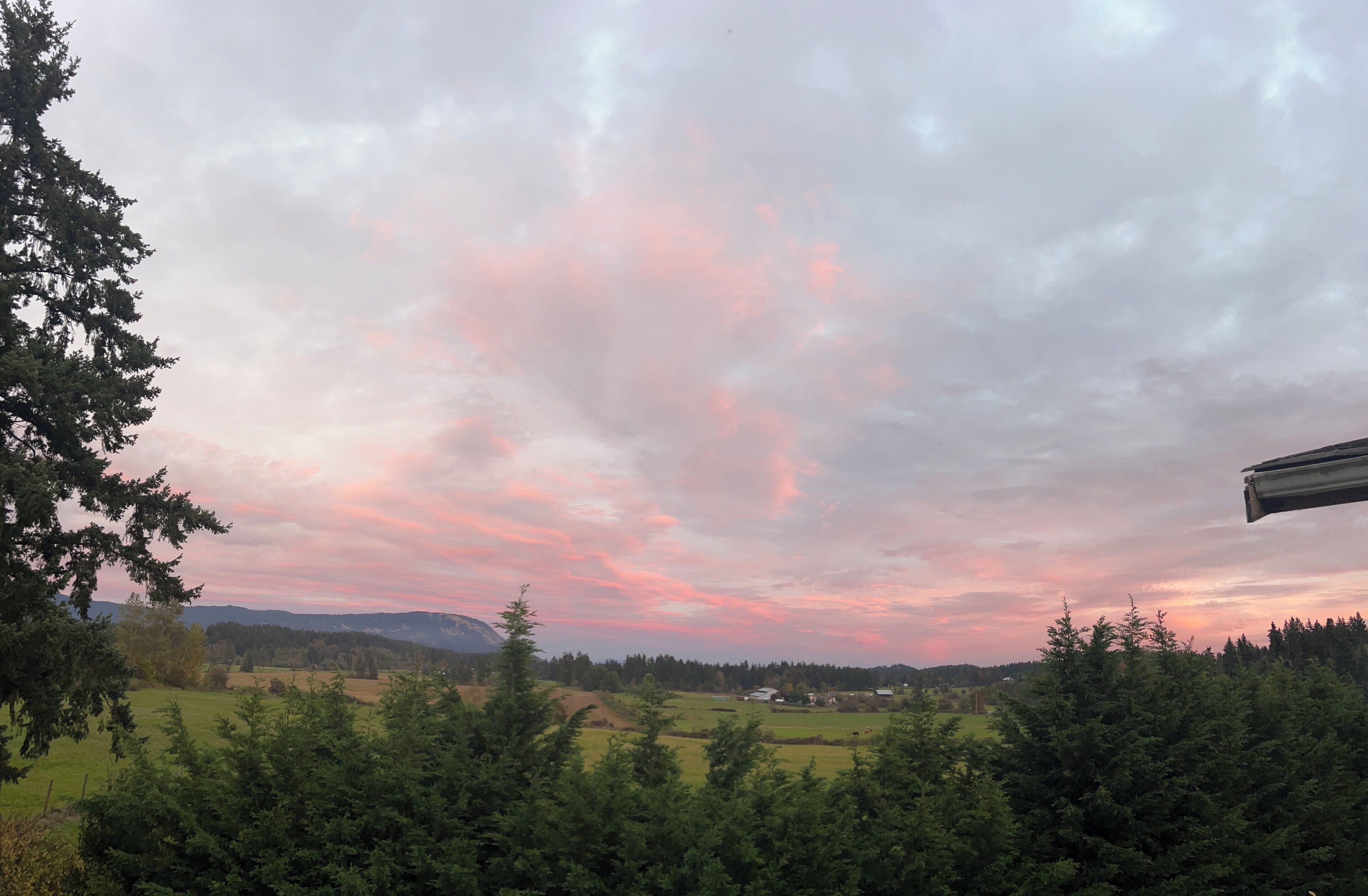 Un paysage offrant une vue sur une chaîne de montagnes et un ciel nuageux.
