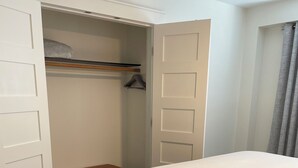 A bedroom with a bed, a bench, a wardrobe, and a ceiling fan. - Comfortable1 bedroom suite located in Cowichan Valley close to various wineries. (Cobble Hill)