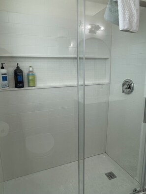Dusche, Haartrockner, Handtücher, Seife