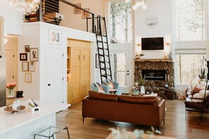 TV connectée, cheminée, jeux vidéo, lecteur de DVD