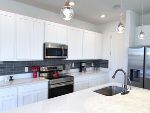 Køleskab, mikrobølgeovn, ovn, kogeplade