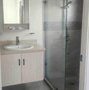 Een douche, handdoeken