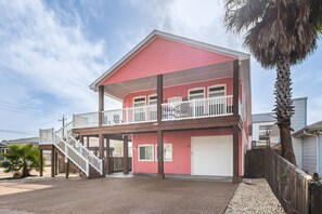 Exterior - Corral Cottage- Private Pool Oasis, Games, Pets, Golf Cart zoned & Walk to Beach (Port Aransas)