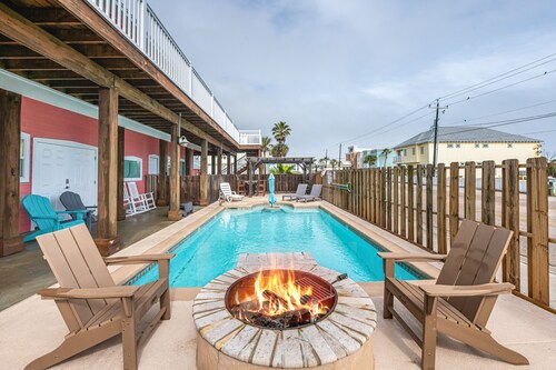 Corral Cottage- Private Pool Oasis, Games, Pets, Golf Cart zoned & Walk to Beach