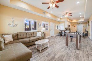 Smart TV, table football - Corral Cottage- Private Pool Oasis, Games, Pets, Golf Cart zoned & Walk to Beach (Port Aransas)