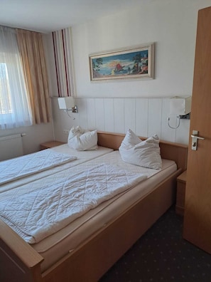 Double or Twin Room | Free WiFi - Gasthof Hirschkeller (Goeppingen)