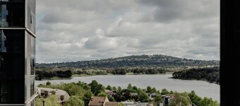 Modern Convenient 2-BR with Lakeside View