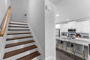 冷蔵庫、電子レンジ、オーブン、コンロ