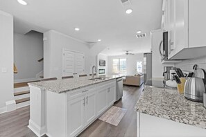 冷蔵庫、電子レンジ、オーブン、コンロ