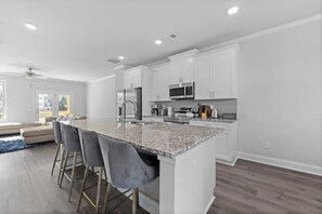 冷蔵庫、電子レンジ、オーブン、コンロ