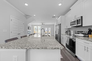 Geladeira, micro-ondas, fogão, cooktop