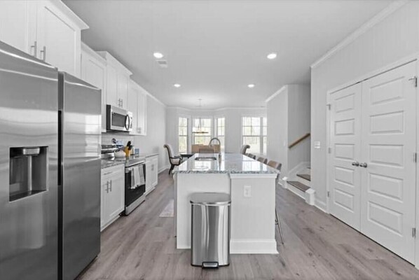 冷蔵庫、電子レンジ、オーブン、コンロ