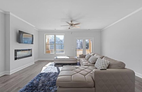 Smart TV, fireplace