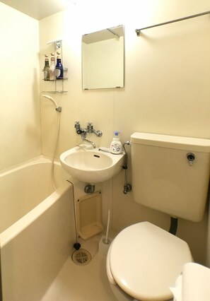 Combined shower/tub, hair dryer, slippers, towels - Best room in Kawagoe (Kawagoe)