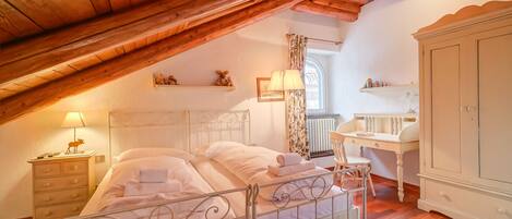 2 habitaciones, escritorio, wifi gratis y ropa de cama