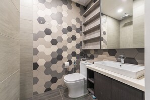 Deluxe studio | Badkamer | Een douche, een regendouche, gratis toiletartikelen, een haardroger