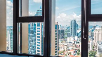 Deluxe-Studio | Allergikerbettwaren, Schreibtisch, Bügeleisen/Bügelbrett