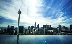 室外游泳池，08:00 至 00:00 开放，日光浴躺椅