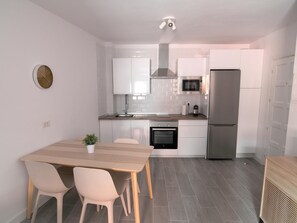 Kjøleskap, mikrobølgeovn, ovn og kaffetrakter/tekoker