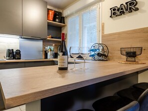 Fridge, microwave, oven, cookware/dishes/utensils - Le Hameau du prieuré by Interhome (Deauville-Trouville)