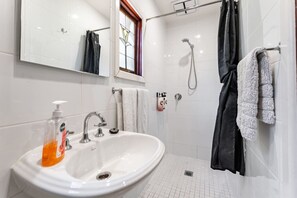 Shower, hair dryer, towels, soap - Central Castlemaine studio on steam train line (Castlemaine)