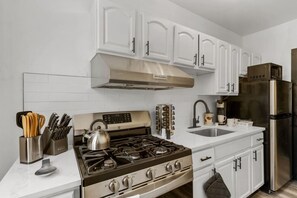 Paper towels - Charming 2BR Philadelphia Stay, Prime Location + Parking (Philadelphia)