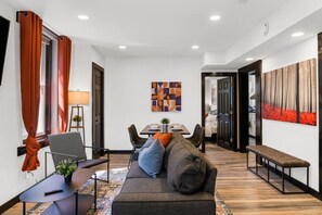 Smart TV, fireplace, books, offices - Charming 2BR Philadelphia Stay, Prime Location + Parking (Philadelphia)